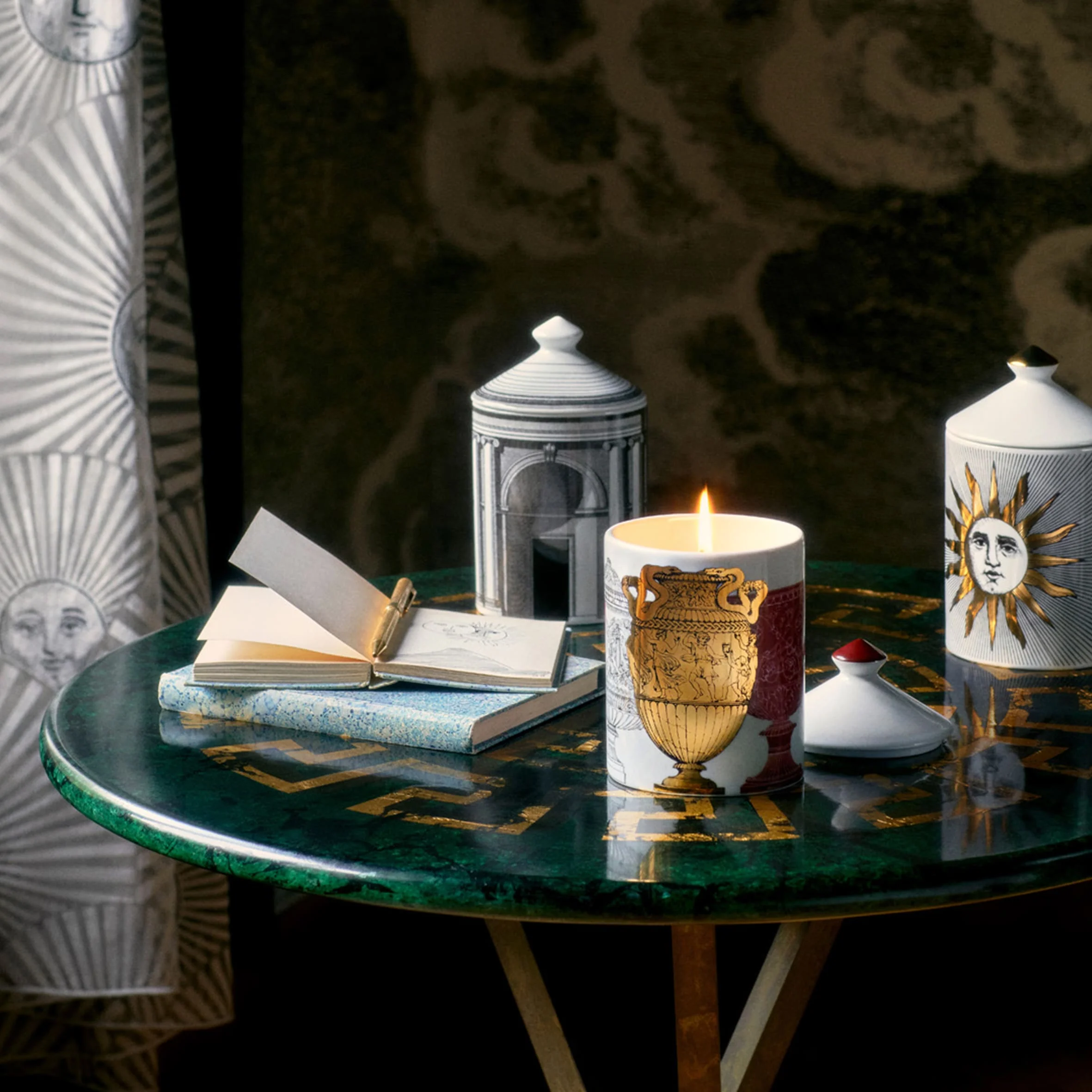 SE POI Candela Piccola Reperti - Fragranza Immaginazione - Fornasetti - Image 3